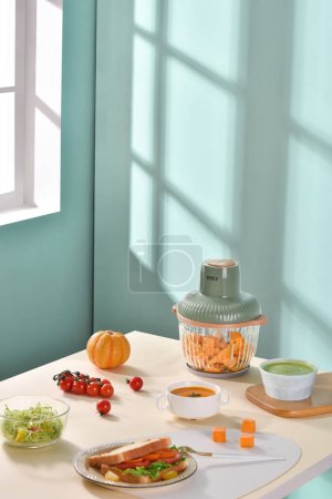 Foto de Imágenes de cocina en casa, preparando la cena, comida asiática en la mesa - Imagen libre de derechos