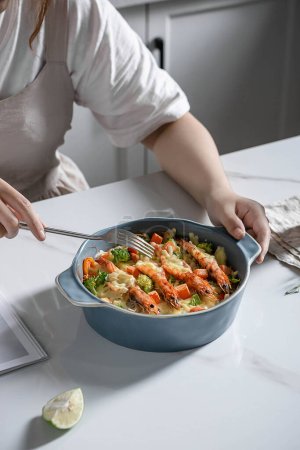 Téléchargez les photos : Images de cuisine à la maison, préparation du dîner, nourriture asiatique sur la table - en image libre de droit
