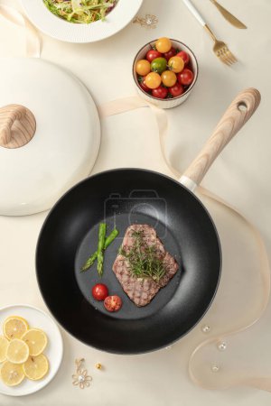Téléchargez les photos : Images de cuisine à la maison, préparation du dîner, nourriture asiatique sur la table - en image libre de droit