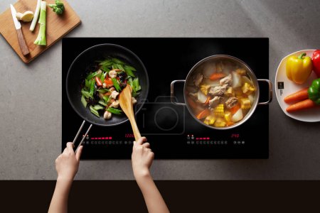 Foto de Imágenes de cocina en casa, preparando la cena, comida asiática en la mesa - Imagen libre de derechos