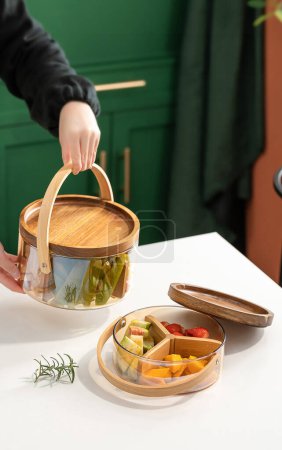 Foto de Imágenes de la ruptura del té establecido, preparación de té, comida de té en la mesa - Imagen libre de derechos