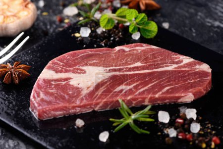 Foto de Fotos de carne cruda, imágenes de carne cruda, imágenes de carne cruda de cerdo, imágenes de carne procesada en restaurantes - Imagen libre de derechos