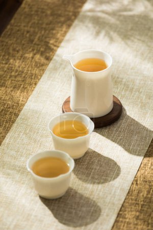 Téléchargez les photos : Image de l'ensemble de thé, personne faisant du thé de style asiatique, tasse de thé et théière - en image libre de droit