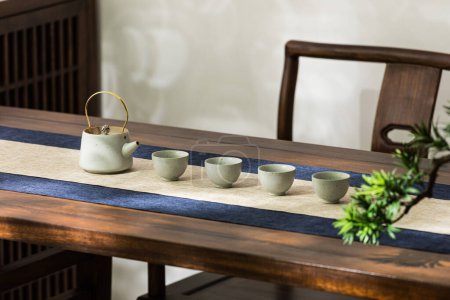 Foto de Imagen de juego de té, persona haciendo té de estilo asiático, taza de té y tetera - Imagen libre de derechos
