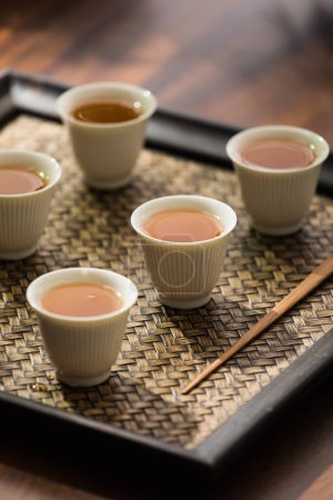 Foto de Imagen de juego de té, persona haciendo té de estilo asiático, taza de té y tetera - Imagen libre de derechos