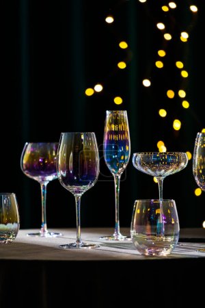 Téléchargez les photos : Images de verres à vin vides, verres à eau vides, verres de restaurant, verres à vin - en image libre de droit