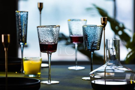 Téléchargez les photos : Images de verres à vin vides, verres à eau vides, verres de restaurant, verres à vin - en image libre de droit