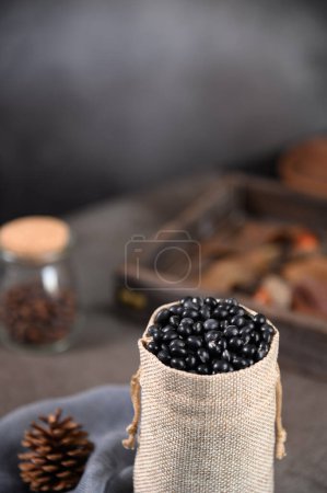 Téléchargez les photos : Photos de haricots noirs, délicieux et beaux haricots noirs, plats sur les haricots noirs - en image libre de droit