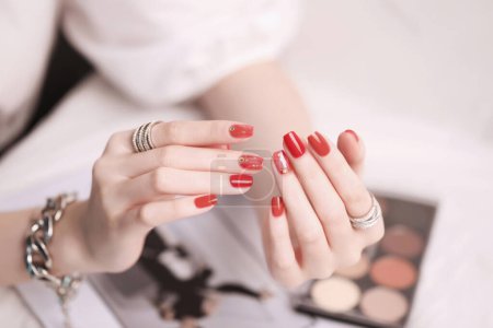 Téléchargez les photos : Images sur ongles, beauté des ongles, belles mains et vernis à ongles - en image libre de droit