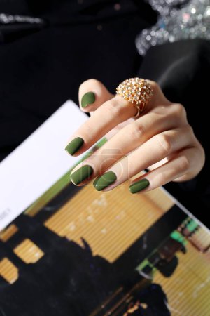 Téléchargez les photos : Images sur ongles, beauté des ongles, belles mains et vernis à ongles - en image libre de droit