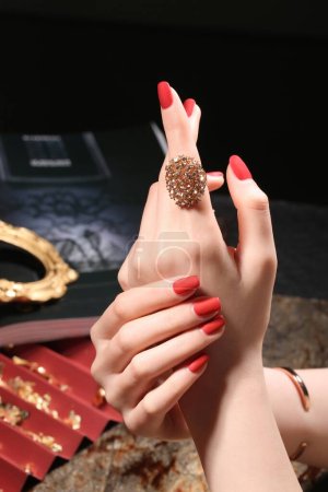 Foto de Imágenes sobre uñas, belleza de uñas, manos hermosas y esmalte de uñas - Imagen libre de derechos