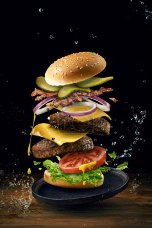 Téléchargez les photos : Nouvelles images de hamburgers, de beaux et délicieux hamburgers comme menus pour les restaurants - en image libre de droit