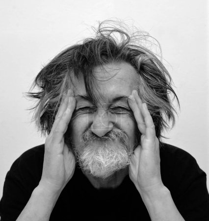 Foto de Retratos de un anciano en varias etapas emocionalesen la fotografía en blanco y negro - Imagen libre de derechos