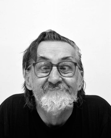 Foto de Retratos de un anciano en varias etapas emocionalesen la fotografía en blanco y negro - Imagen libre de derechos
