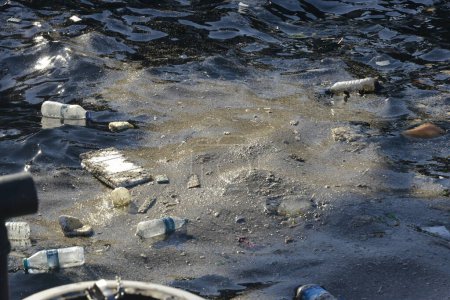 Foto de Contaminación ambiental del agua de mar con residuos flotantes de petróleo tóxico, petróleo y algas - Imagen libre de derechos