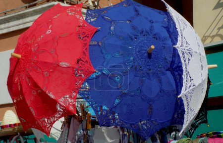 Téléchargez les photos : Peu de parapluies romantiques en dentelle, rouges, bleus et blancs - en image libre de droit