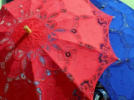 Téléchargez les photos : Peu de parapluies romantiques en dentelle, rouges, bleus et blancs - en image libre de droit