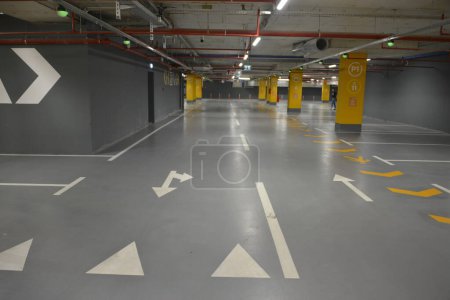 Téléchargez les photos : Signalisation dans le garage public souterrain - en image libre de droit