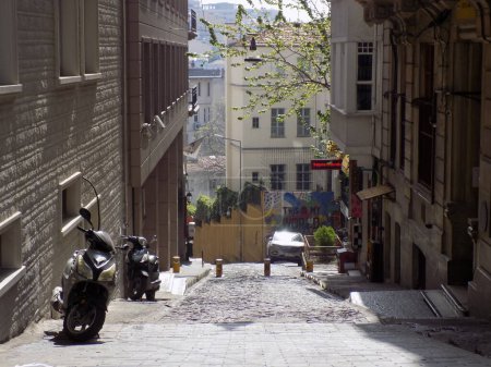 Téléchargez les photos : Stiklal Avenue, Istanbul, Turquie - 28 avril 2019 : Voitures et motos garées dans une petite rue piétonne - en image libre de droit