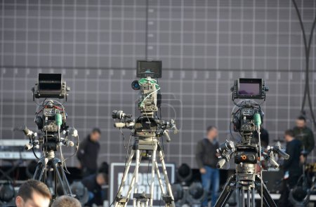 Foto de Tres cámaras listas para grabar un escenario durante el concierto de rock - Imagen libre de derechos