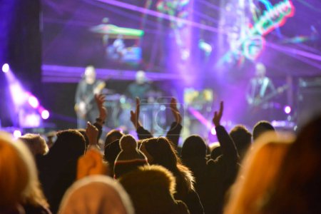 Foto de Cabezas y manos de las personas que tocan frente al escenario durante el concierto de rock - Imagen libre de derechos