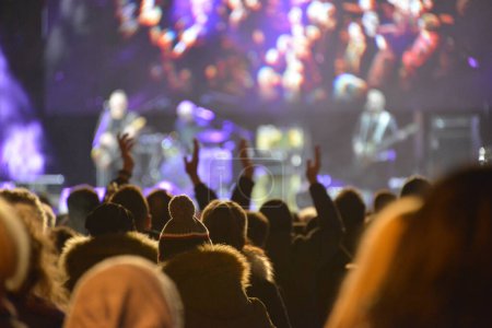 Foto de Cabezas y manos de las personas que tocan frente al escenario durante el concierto de rock - Imagen libre de derechos