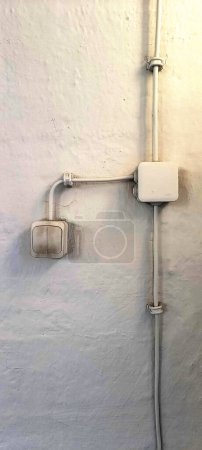 Foto de Interruptor de luz antiguo con cables de alimentación conectados a la pared - Imagen libre de derechos