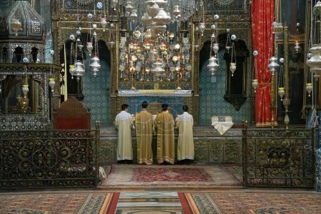 Téléchargez les photos : Jérusalem, Israël - 12 novembre 2022 : Quatre prêtres à la messe dans la cathédrale Saint-Jacques dans le quartier arménien, Jérusalem, Israël. - en image libre de droit