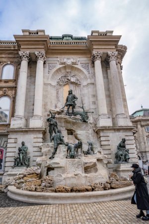 Téléchargez les photos : Budapest, Hongrie - 26 novembre 2022 : La scène de chasse dans la fontaine Matthias dans la cour Hunyadi du château de Buda, Budapest, Hongrie. - en image libre de droit