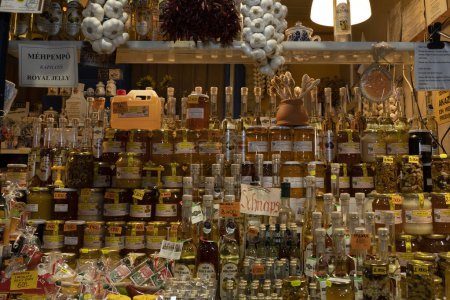 Téléchargez les photos : Budapest, Hongrie - 28 novembre 2022 : Un magasin hongrois de produits du miel et de schnaps dans la halle centrale du marché de Budapest. - en image libre de droit