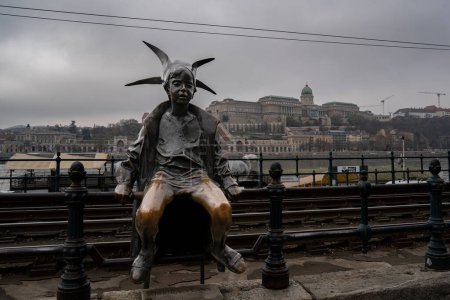 Téléchargez les photos : Budapest, Hongrie - 29 novembre 2022 : La statue de la Petite Princesse sur les balustrades de la promenade du Danube, par un jour d'hiver couvert. - en image libre de droit