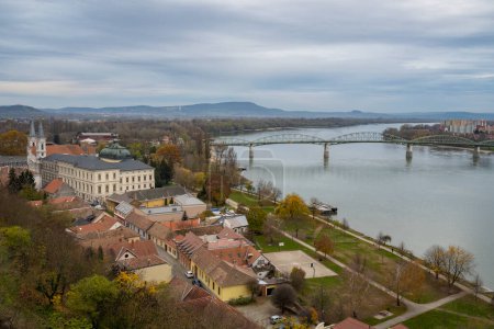 Foto de Una vista panorámica de Esztergom, Hungría y el río Danubio, en un día nublado de invierno. En la otra orilla del Danubio está Eslovaquia. - Imagen libre de derechos