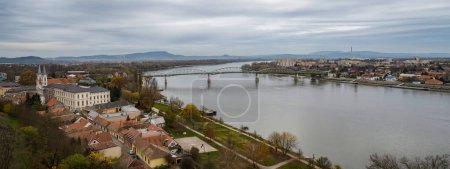 Foto de El río Danubio es la frontera entre Hungría y Eslovaquia. Sturovo, la ciudad en el lado eslovaco, visto desde Esztergom, la ciudad en el lado húngaro. Conectándolos está el puente Maria Valeria. - Imagen libre de derechos