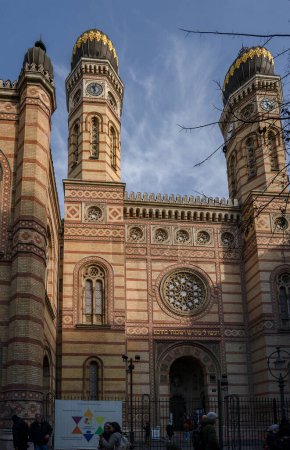 Foto de Budapest, Hungría - 1 de diciembre de 2022: La entrada principal a la gran sinagoga, Budapest, Hungría, a la luz del sol naciente. - Imagen libre de derechos