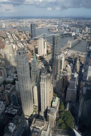 Foto de Una vista aérea o el Manhattan, Nueva York, rascacielos y el río del este en un día parcialmente nublado. - Imagen libre de derechos