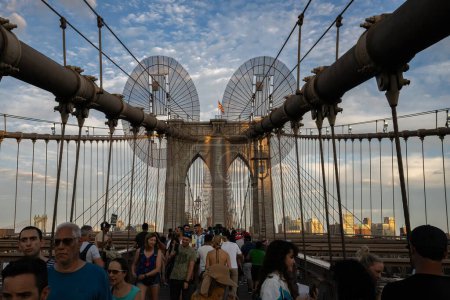 Foto de Nueva York, Estados Unidos - 23 de julio de 2023: El puente de Brooklyn se inundó de turistas al anochecer. - Imagen libre de derechos