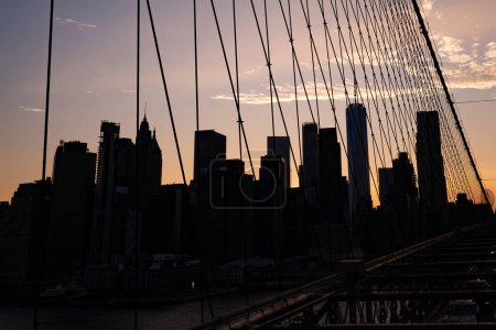 Foto de El horizonte de Manhattan, fotografiado desde el puente de Brooklyn al atardecer. - Imagen libre de derechos