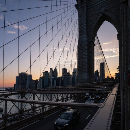 Foto de El puente de Brooklyn y Manhattan, Nueva York, horizonte al atardecer. - Imagen libre de derechos