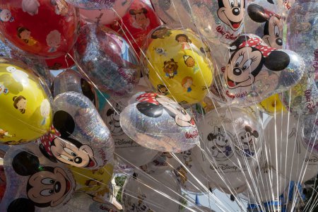 Foto de Orlando, Estados Unidos - 25 de julio de 2023: Una variedad de colores y diseños de globos Disney en venta en Disney World. - Imagen libre de derechos