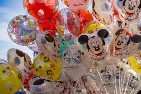 Téléchargez les photos : Orlando, États-Unis - 25 juillet 2023 : Une variété de couleurs et de modèles de ballons Disney à vendre à Disney World. - en image libre de droit