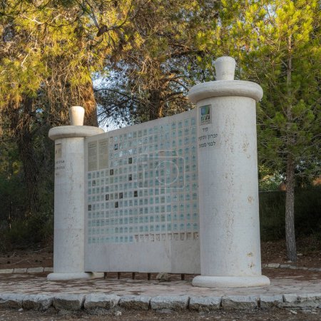 Foto de Nes Harim, Israel - 24 de septiembre de 2023: Un monumento conmemorativo en forma de rollos de torá, en honor a los niños asesinados en el holocausto, erigido en las montañas de Judea, Israel - Imagen libre de derechos