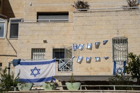 Ein mit israelischen Flaggen geschmücktes Gebäude in Israel. Fast jeder Israeli tut dasselbe, um Einigkeit und Unterstützung für die IDF zu zeigen und zu kämpfen, um die terroristische Bedrohung aus dem Land zu entfernen..