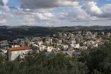 In dieser Landschaft der Judäa-Berge, Israel, sieht man das muslimische Dorf Abu Ghosh, dahinter die jüdische Stadt Mevasseret Zion und am Horizont Jerusalem..