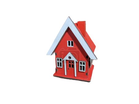 Téléchargez les photos : Maison miniature isolée sur blanc. Concept de vente d'une maison, de l'immobilier. Marché de l'immobilité. Commerce de biens - en image libre de droit
