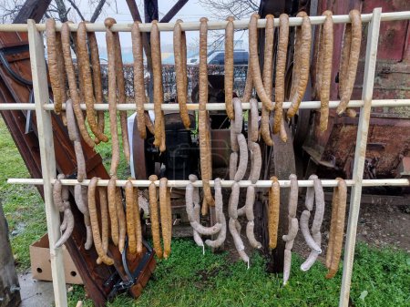 Téléchargez les photos : Saucisses de porc fabriquées à Maramures, Roumanie - en image libre de droit