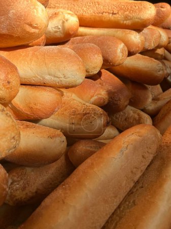 Téléchargez les photos : Piles of freshly baked baguette loaves of bread, Essaouira, Morocco. High quality photo - en image libre de droit