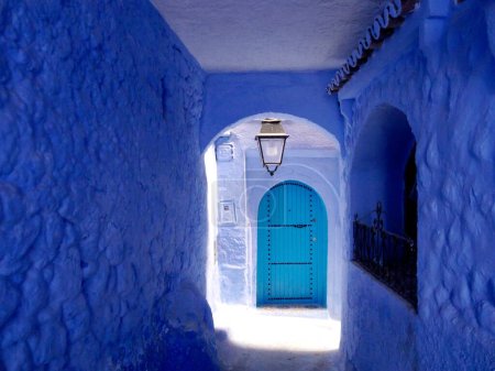 Pasillo de paredes azules con puerta, Chefchaouen, la ciudad azul, Marruecos. Foto de alta calidad