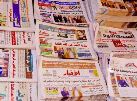 Téléchargez les photos : Gros plan sur l'affichage des journaux en langue arabe en vente sur le kiosque à journaux dans la rue au Caire, en Egypte - en image libre de droit