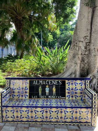 Foto de Banco de azulejos adornado y colorido en la plaza central, Santa Cruz, Tenerife. Foto de alta calidad - Imagen libre de derechos