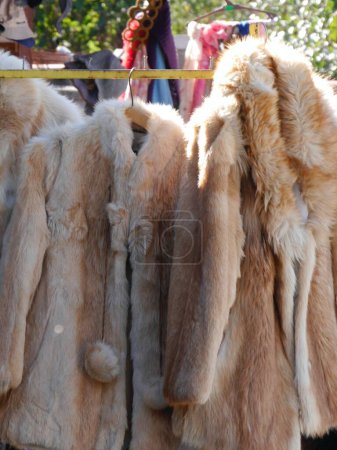 Téléchargez les photos : Manteaux de fourrure chauds à vendre au marché aux puces du week-end, Tbilissi, Géorgie. Photo de haute qualité - en image libre de droit